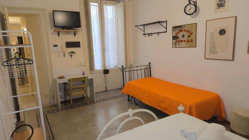 Piccola camera con letto e scrivania. di Saranton House a Catania