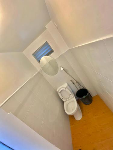 Ένα μπάνιο στο Tiny Beach House in Camotes Island-Seafront Room