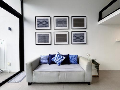Χώρος καθιστικού στο The Establishment Bangsar KL by Lynhomes
