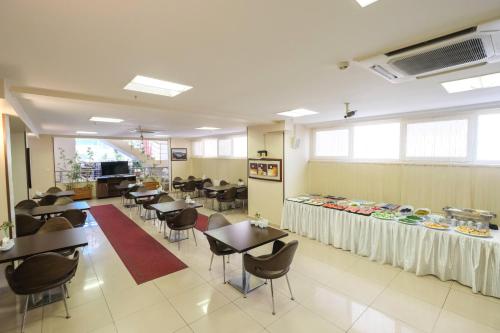 une salle à manger avec tables et chaises et une cafétéria dans l'établissement Siyav Otel, à Ankara