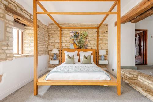 Postel nebo postele na pokoji v ubytování The Hideaway - Authentic Cotswolds Village Living