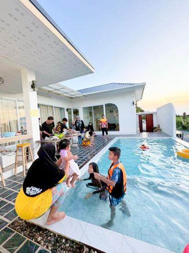 Bazén v ubytování Santra Pool Villa nebo v jeho okolí
