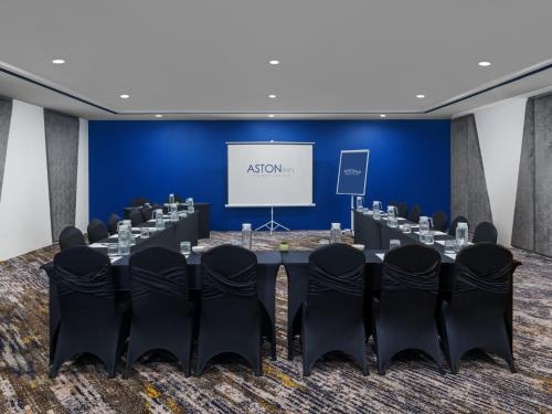 El área de trabajo o centro de convenciones de Aston Inn Lumajang - East Java