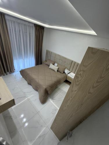 a living room with a couch and a bed at Appart Résidence Sabrin in Fnidek