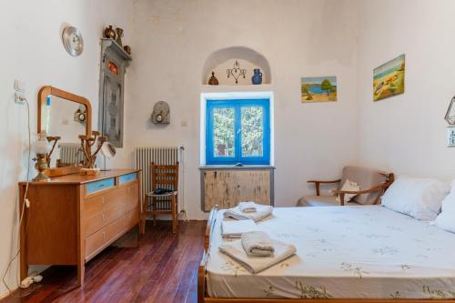 Ένα ή περισσότερα κρεβάτια σε δωμάτιο στο Andros Traditional House