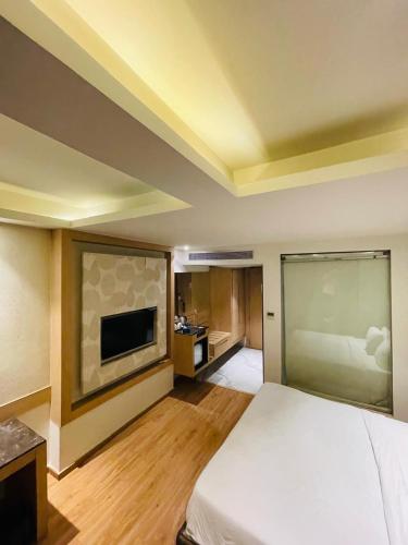 Ένα ή περισσότερα κρεβάτια σε δωμάτιο στο Hotel V Hazratganj