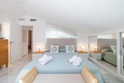 Ένα ή περισσότερα κρεβάτια σε δωμάτιο στο Luxury Duplex Pez Espada by AORA STAY