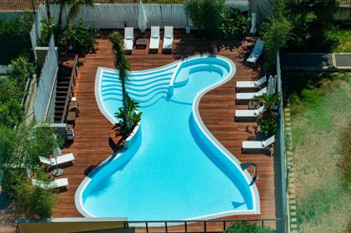 an overhead view of a swimming pool in a resort at Hi Hotel Bari in Bari
