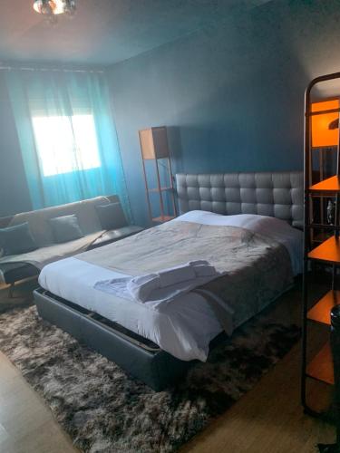 Un dormitorio con una cama grande en una habitación. en Square du Château, en Schiltigheim
