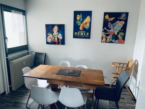 une salle à manger avec une table et des chaises en bois dans l'établissement Square du Château, à Schiltigheim
