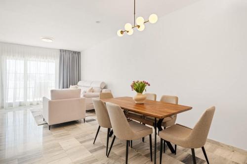 Domillion 2bdr 2bath apt Lomas33 Cabopino Golf