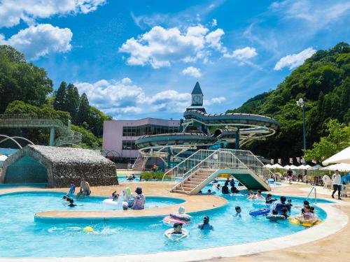 a group of people in a pool at a water park at Hinotani Onsen Misugi Resort in Tsu