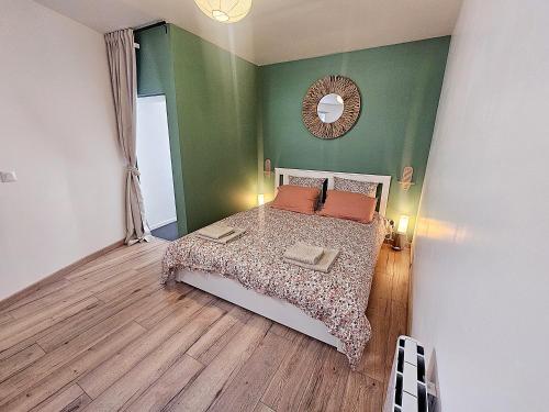 a bedroom with a bed and a mirror on the wall at Maison de ville calme au cœur de Chartres Netflix, salle de sport, garage vélo in Chartres