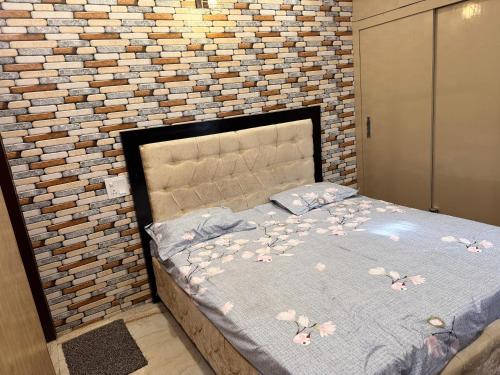 Ένα ή περισσότερα κρεβάτια σε δωμάτιο στο Golden nest BNB