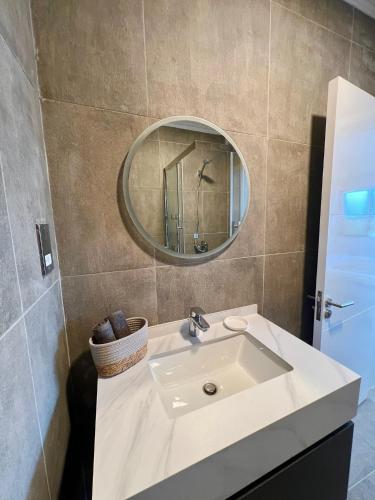 Un baño de Luxury Oceanfront Apt with Private Pool - 3BR