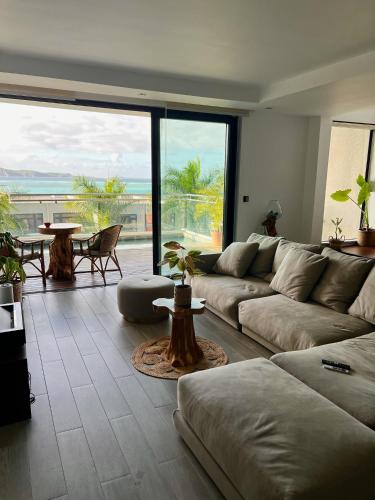Un lugar para sentarse en Luxury Oceanfront Apt with Private Pool - 3BR