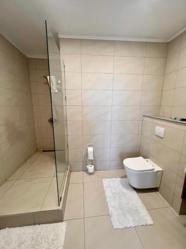 Un baño de Luxury Oceanfront Apt with Private Pool - 3BR