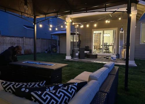 Χώρος καθιστικού στο In the Pines and Under the Stars, 5BR, Sleeps 13