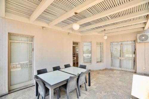 a dining room with a table and chairs at פרדייז ריזורט in Had Nes
