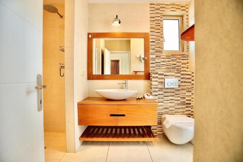a bathroom with a sink and a mirror at פרדייז ריזורט in Had Nes