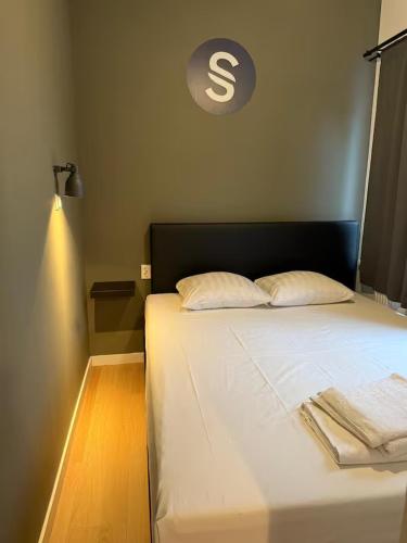 a bedroom with a bed with a dollar sign on the wall at Central Studios in The Hague