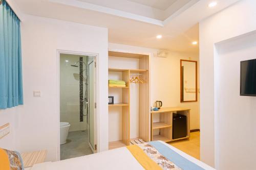 a bathroom with a shower and a toilet in a room at h78 Iru in Hulhumale