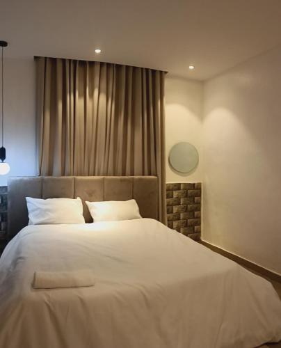 En eller flere senge i et værelse på Delight 1 Bedroom Apartment