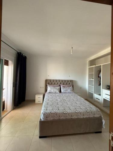 Postel nebo postele na pokoji v ubytování Appartement a louer a ouedlaou avec vue sur mer