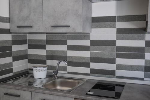 Il dispose d'une cuisine avec un évier et un mur carrelé. dans l'établissement Riserva-La marea, à Vasto