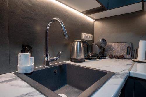 Η κουζίνα ή μικρή κουζίνα στο Lilac Dream in Glyfada by ΜΡS