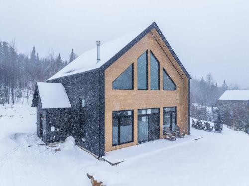 a house in the snow in a snowy field at Panoramic View - Spa - L'Espace-temps in Saint Come
