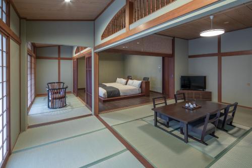 Ένα ή περισσότερα κρεβάτια σε δωμάτιο στο 笛吹川温泉坐忘