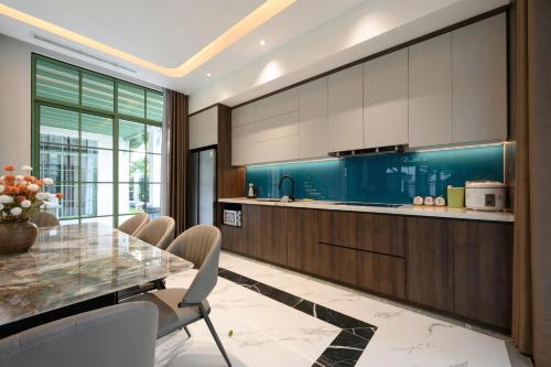 Кухня или мини-кухня в Elyday Villa - Bai Khem Beach, Phu Quoc
