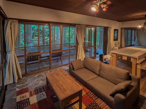 Χώρος καθιστικού στο 清流と森林の山荘 Tanzawa Forest Villa