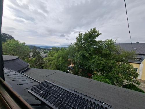 a view from the top of a roof at ansimali 3 - Treffpunkt Dachgeschosswohnung, Ideal für Familien und Freunde, Gemeinsam wohnen, getrennt träumen, Zwei Schlafzimmer, ein Urlaub mit Spiel und Spaß in Grünhain-Beierfeld