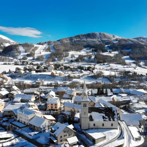 an aerial view of a town covered in snow at Appart Tallas Pieds Des Pistes in Ancelle