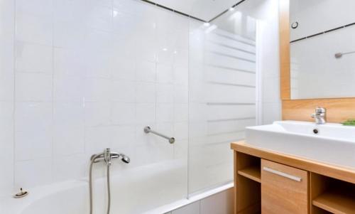 une salle de bain blanche avec une douche et un lavabo dans l'établissement FRGK 