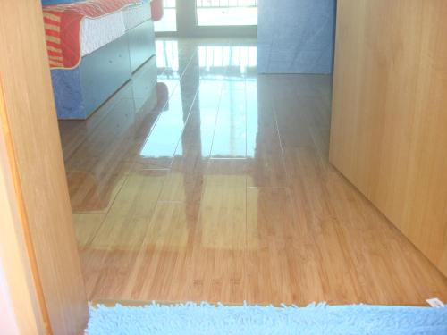 Una puerta abierta a una habitación con suelo de madera. en Villa Sunray, en Topola