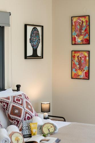 ISLAND Time Deluxe Apartment Downtown 3 floorsにあるベッド