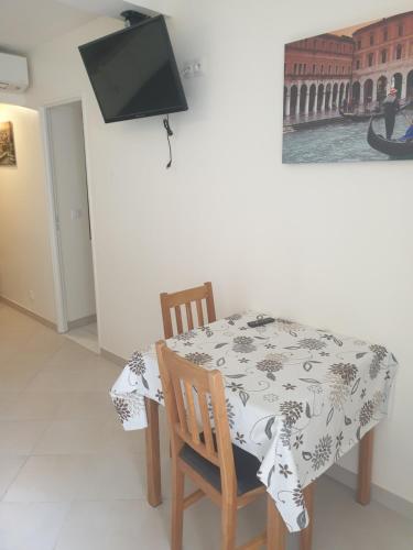 Μια τηλεόραση ή/και κέντρο ψυχαγωγίας στο chambres d'hotes villa soleil