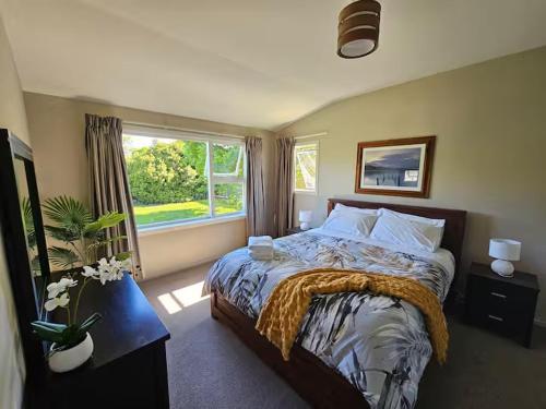 Postel nebo postele na pokoji v ubytování Rustic Alpine Retreat