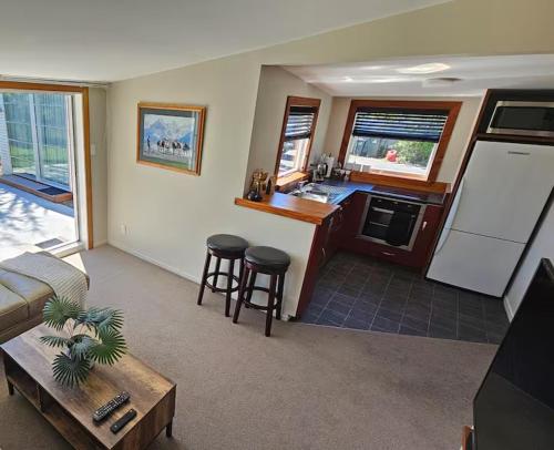 Kuchyň nebo kuchyňský kout v ubytování Rustic Alpine Retreat