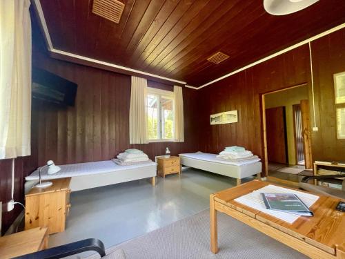 Ένα ή περισσότερα κρεβάτια σε δωμάτιο στο Riverfront Retreat Willa Lohi with sauna, rapids & wild nature