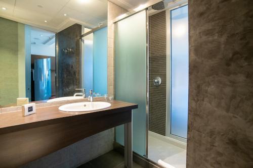 a bathroom with a sink and a shower at Hi Hotel Bari in Bari