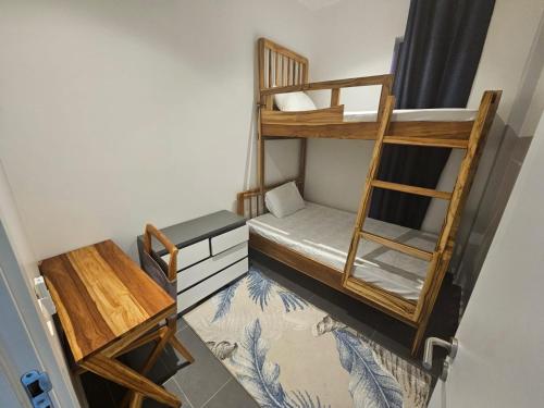 パジェにあるAuthentik Staysの二段ベッド2台、デスクが備わる小さな客室です。