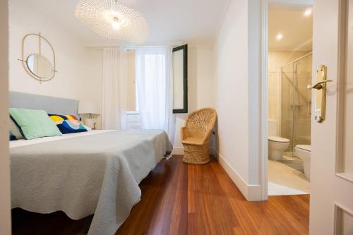ビルバオにあるZazpikaleak by Staynnapartmentsの白いベッドルーム(ベッド1台、バスルーム付)