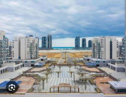 شقه فندقيه الداون تاون العلمين الجديده بجوار بالم هيلز والابراج