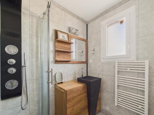 une salle de bains avec douche, toilettes et lavabo dans l'établissement 100m de la plage - Maison pour 4 à St Hilaire, à Les Bussolleries