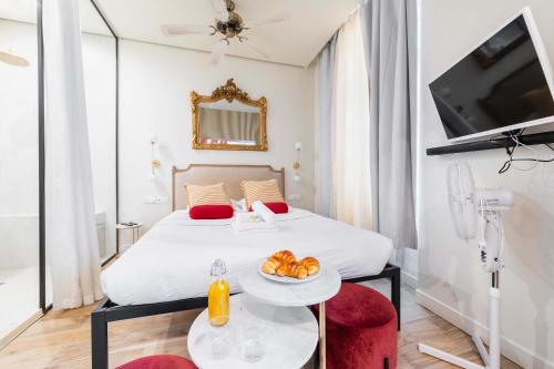 - une chambre avec un lit et un plateau de nourriture sur une table dans l'établissement Charmant studio a Paris 15 a proximite Tour Eiffel - FLAT-GUEST, à Paris