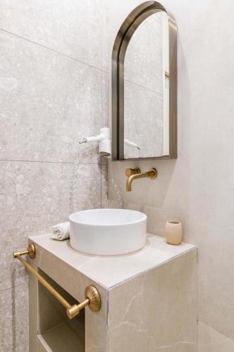 une salle de bain avec un lavabo et un miroir dans l'établissement Charmant studio a Paris 15 a proximite Tour Eiffel - FLAT-GUEST, à Paris